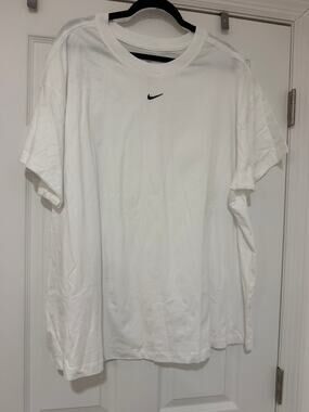 Nike - Women's Plus - Oversized Loose Short-Sleeve T-Shirt - 2X - White